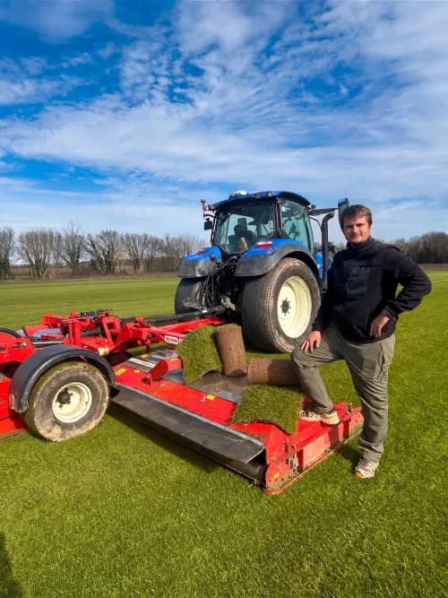 Producteur de gazon en rouleau dans l'Hérault - équipement de récolte